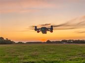 Drone die boven een grasveld vliegt